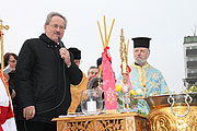 Münchens Oberbürgermeister Christian Ude als echter Griechenland Fan ist jedes Jahr dabei, wenn die Isar geweiht wird am 06.01. (Foto: MartiN Schmitz)